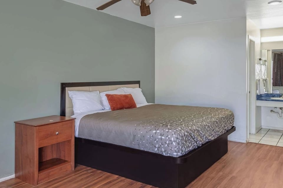 Unit with King bed. Exact unit will be assigned upon arrival. Views, colors, and decor may vary.