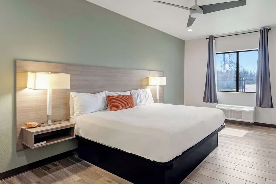 Unit with King bed. Exact unit will be assigned upon arrival. Views, colors, and decor may vary.