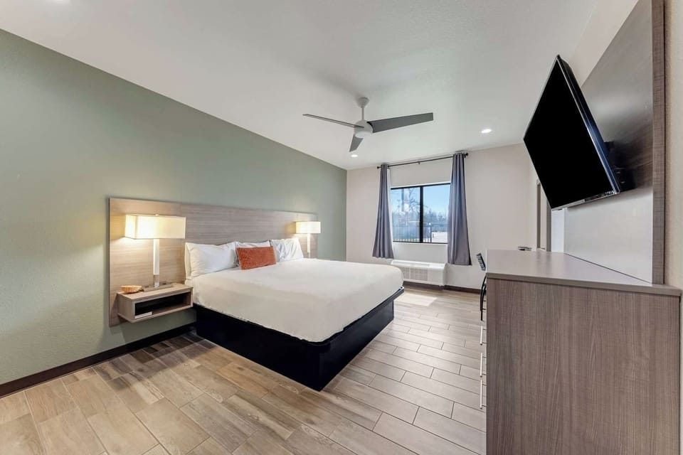 Unit with King bed. Exact unit will be assigned upon arrival. Views, colors, and decor may vary.