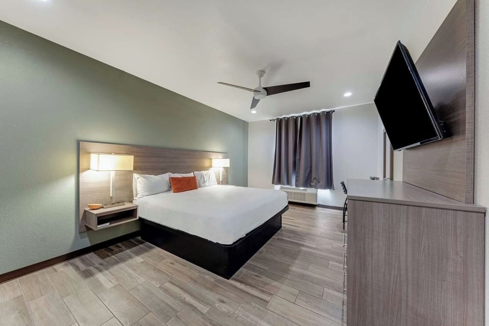 Unit with King bed. Exact unit will be assigned upon arrival. Views, colors, and decor may vary.