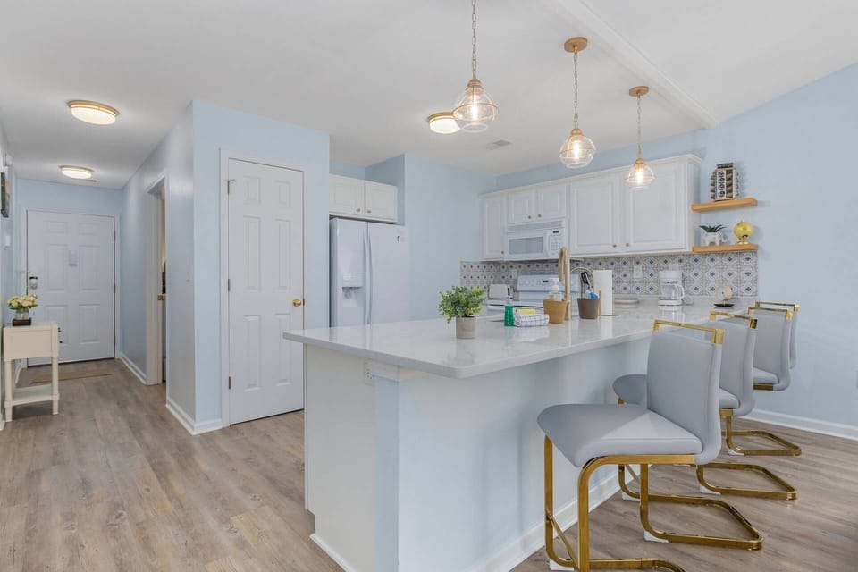 Spacious Breakfast Bar!