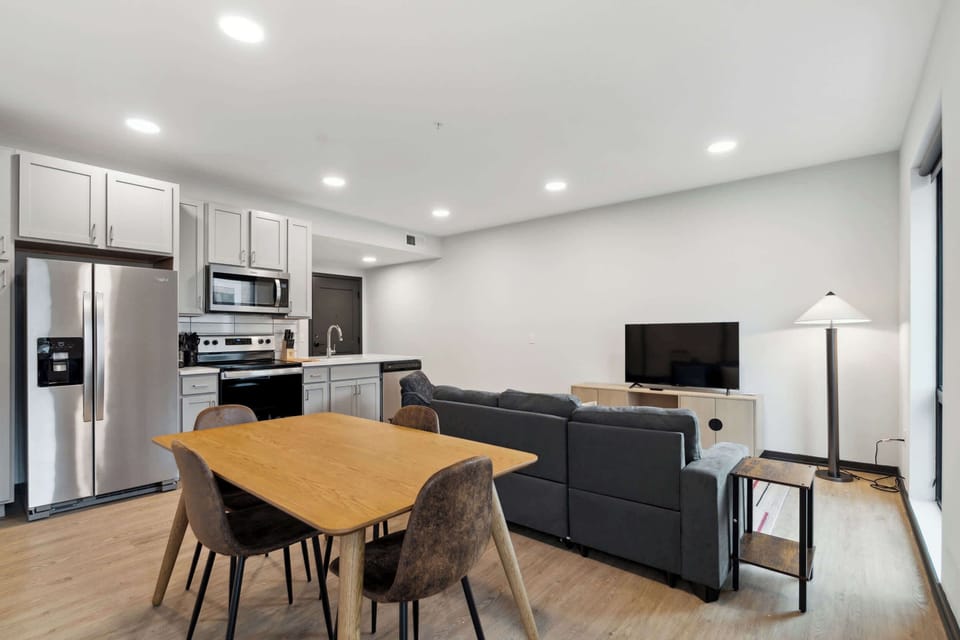 Fully equipped kitchen and dining area