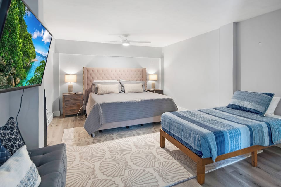 Guest Bedroom with King size Pic#2 (Lower Level)