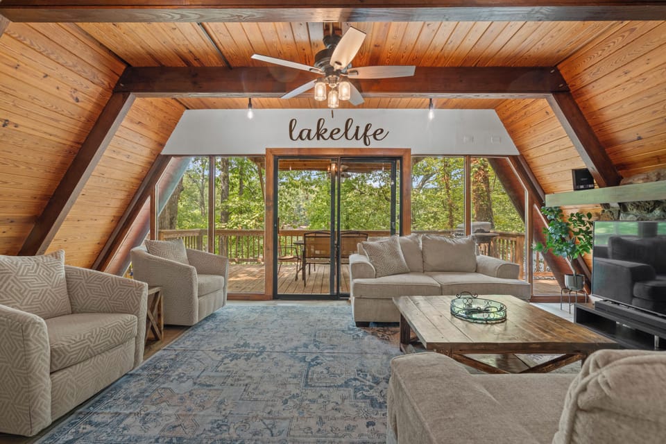 Welcome to Hook, Wine & Stinkers!