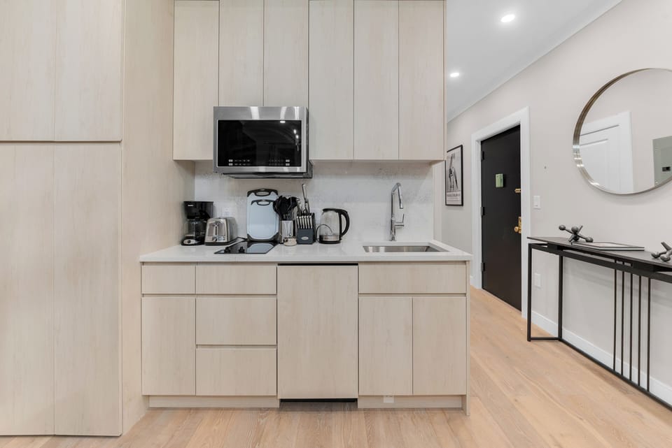 Modern Kitchen Fridge built into cabinets for seamless feeling+Dishwasher