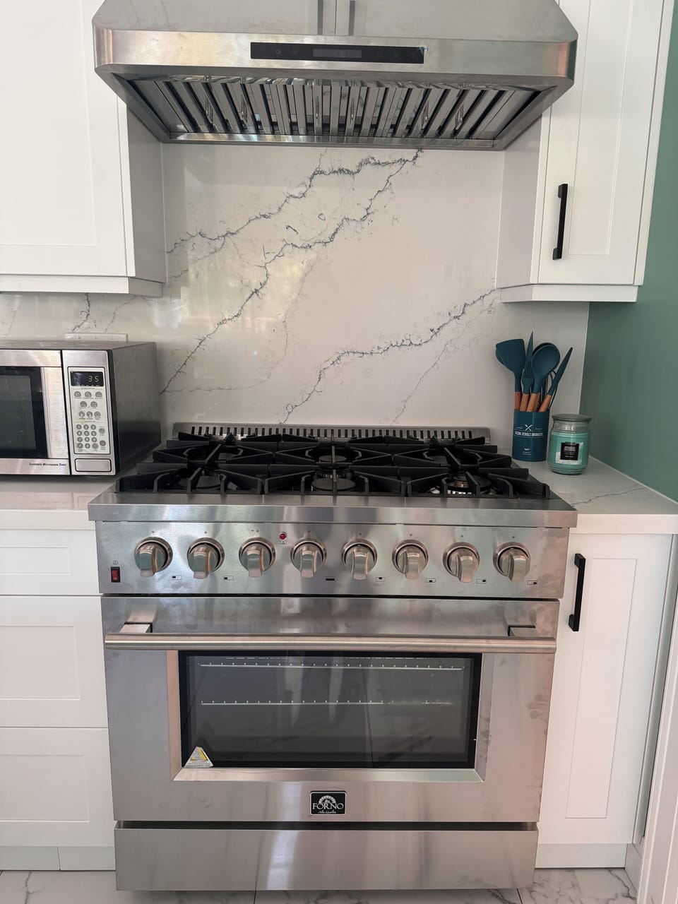 6 burner gas stove. amazing to cook on. 