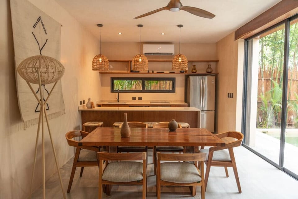 Dining for six w/ warm décor & space to gather