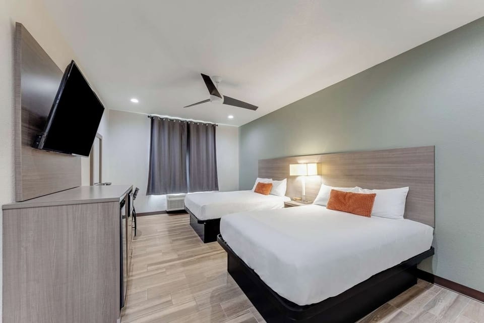 Unit with 2 Double beds. Exact unit will be assigned upon arrival. Views, colors, and decor may vary.