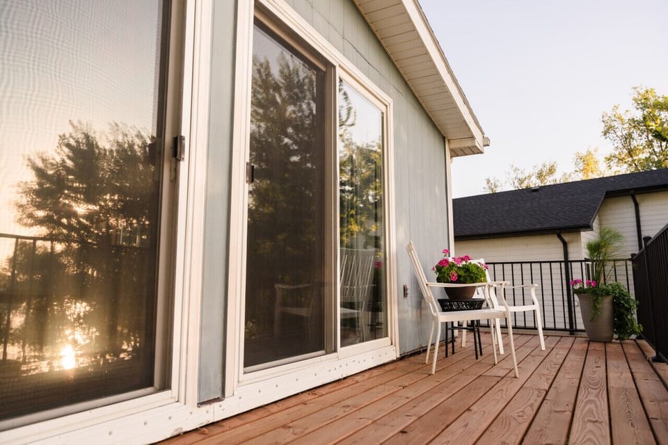 Deck Seating – Relax with a coffee and take in the views ☕🌅
