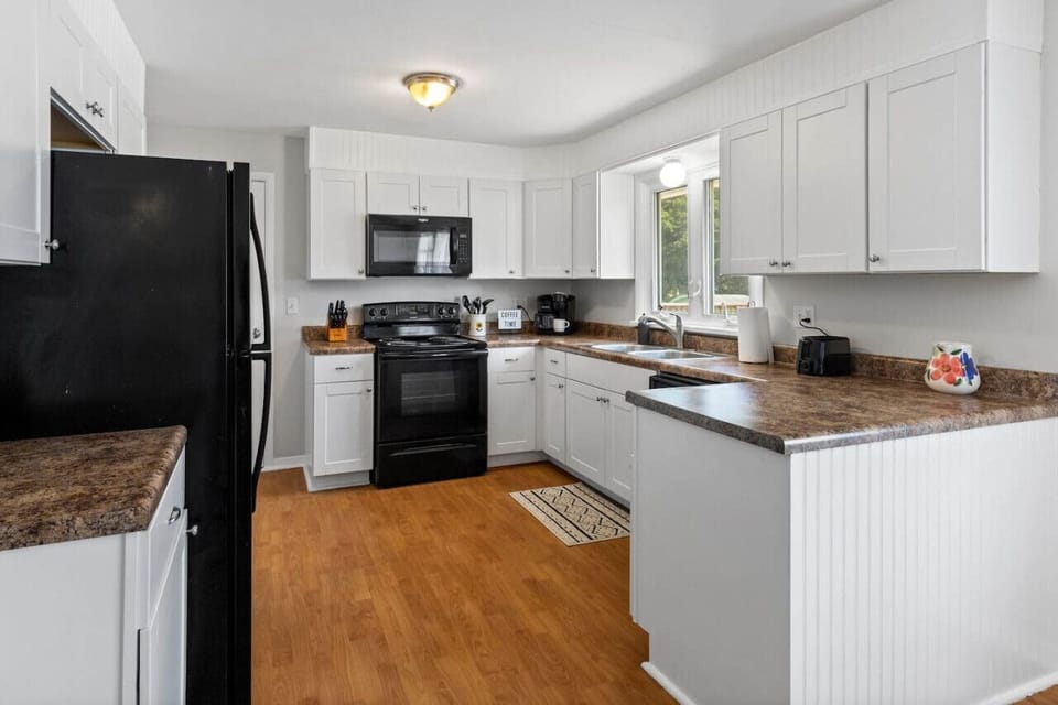 Cute and cozy kitchen with all essentials provided!