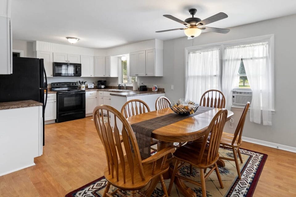 Dining room directly off kitchen!