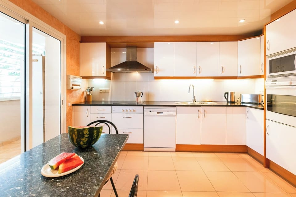 Spacious and fully equipped kitchen.