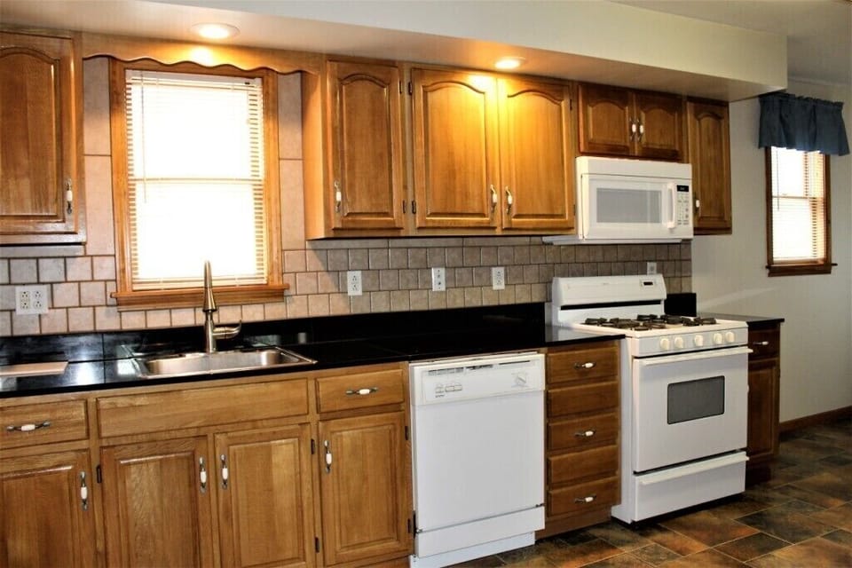 Spacious eat in kitchen (small appliances are not unpacked yet!)