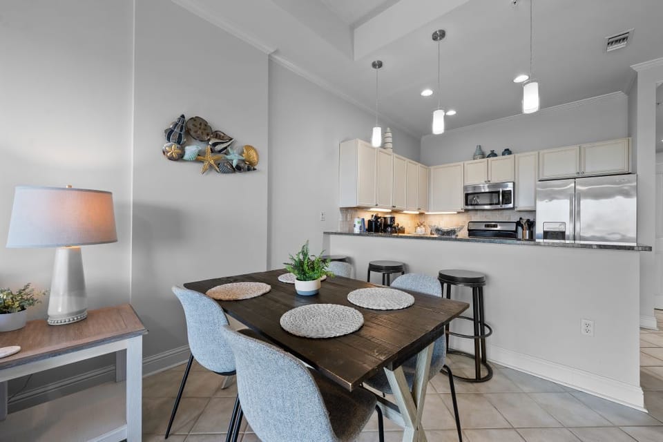 11 WH908 Dining Area