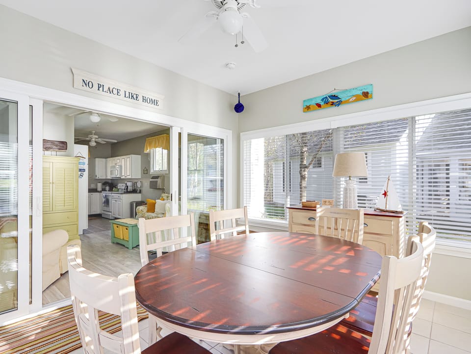 Dining area which seats 6