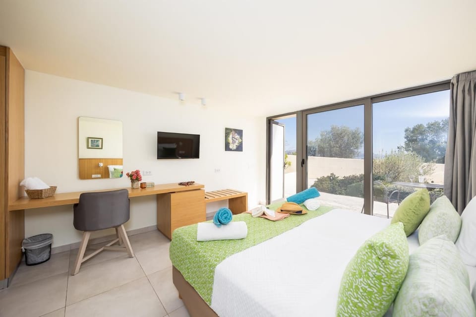 Double bedroom in annex with en suite bathroom and A/C