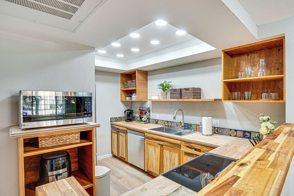 Kitchen | Central A/C & Heating | Free WiFi