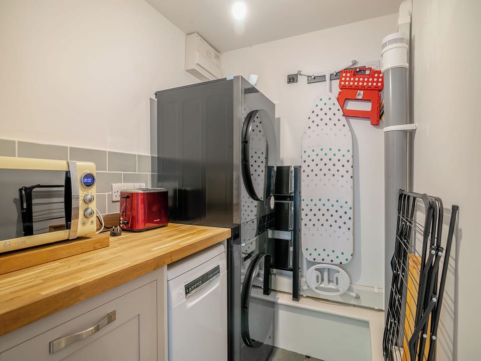 Utility room | Y Gwairdy - Carreg Gwenlais Escapes, Llandybie Ammanford, near Llandeilo