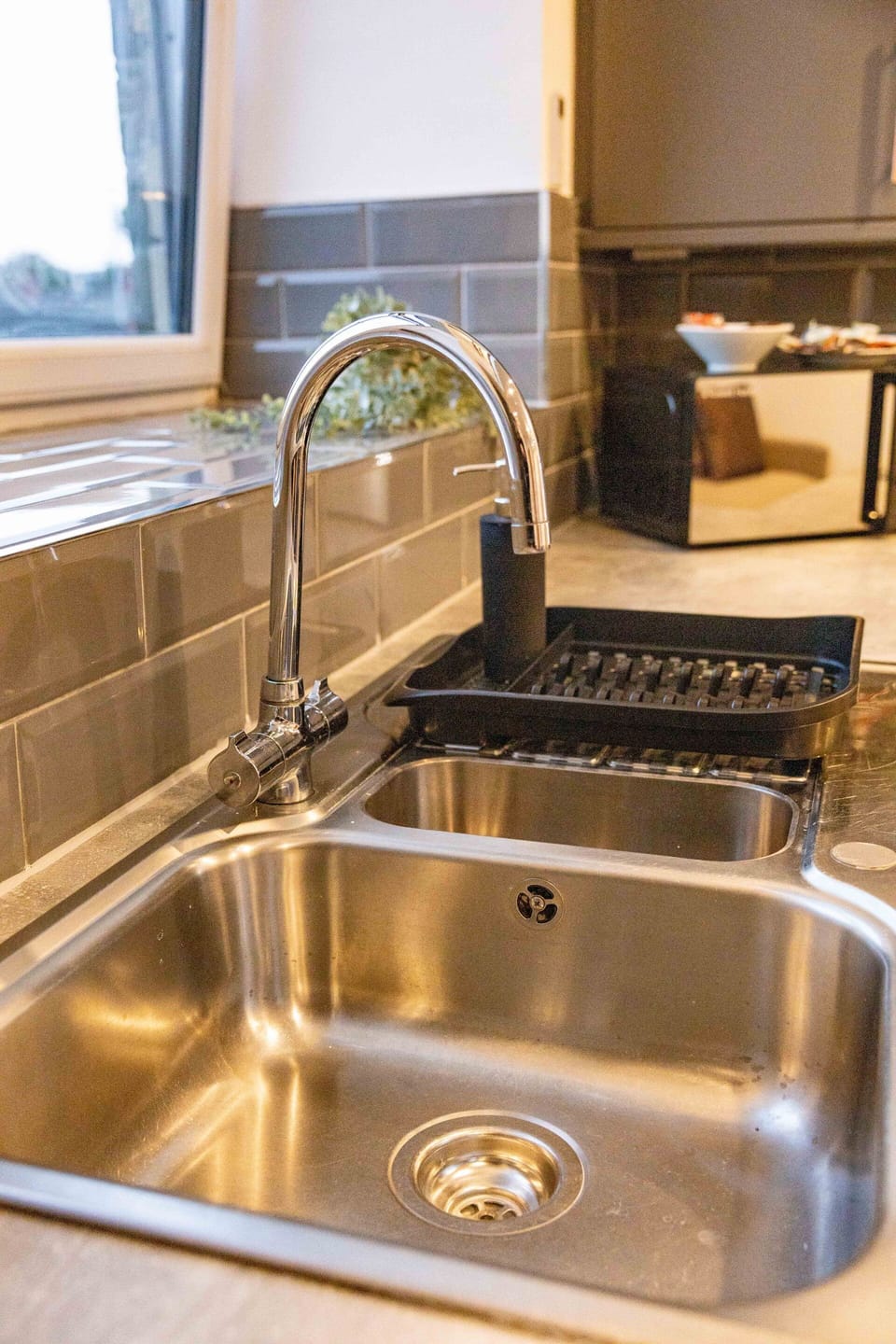 Modern kitchen with everything you need for a comfortable stay.