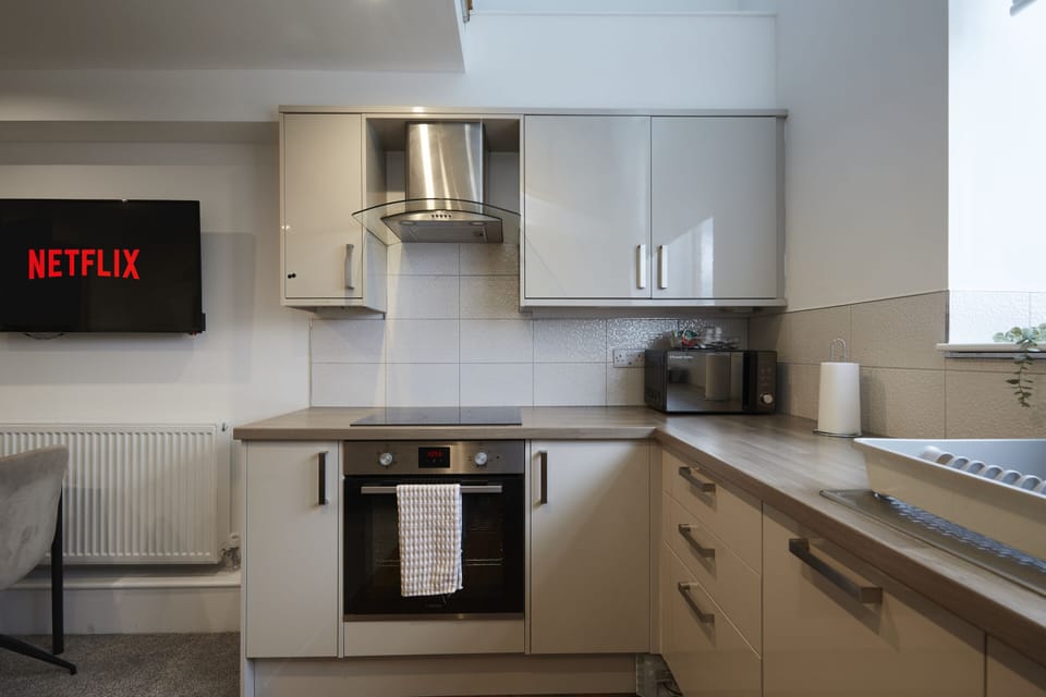 Fully Equipped Kitchen – Cook, Dine & Enjoy Your Huddersfield Stay
