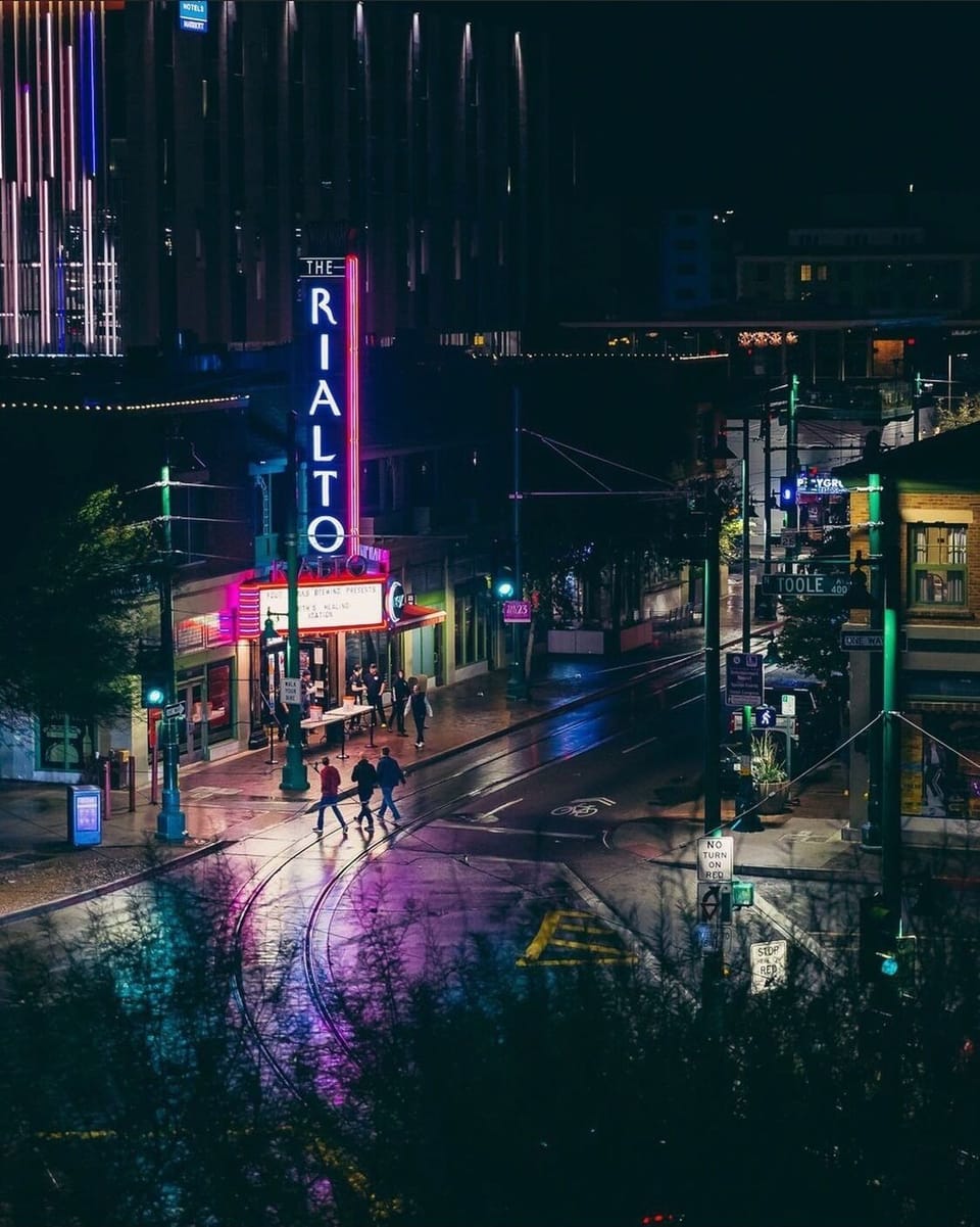 5 min walk to Rialto Theatre