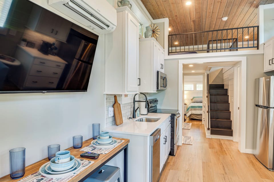 Living Area | 1st Floor | Smart TV w/ Cable | Central Heating & A/C