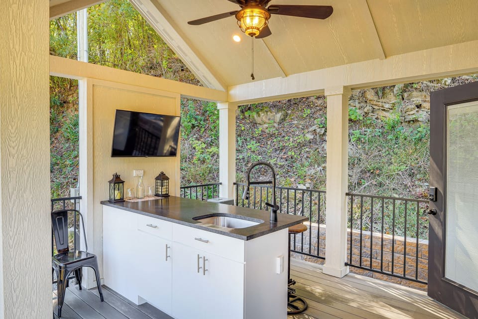 Deck | Wet Bar w/ Mini Fridge | Smart TV