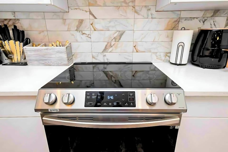 Modern stovetop and fully equipped kitchen for all your culinary creations.