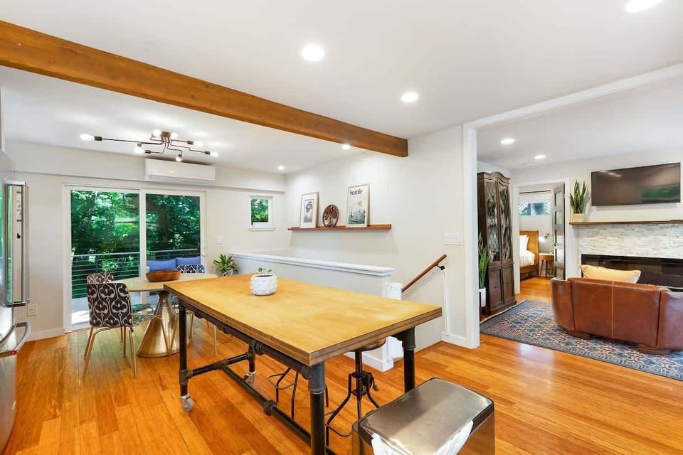 Sit down for a meal or play cards at the table. Flows easily into the kitchen and living room.