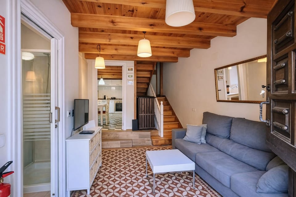 Communal lounge/ TV room,Kitchen or kitchenette,Living room,Lobby or reception,Bath