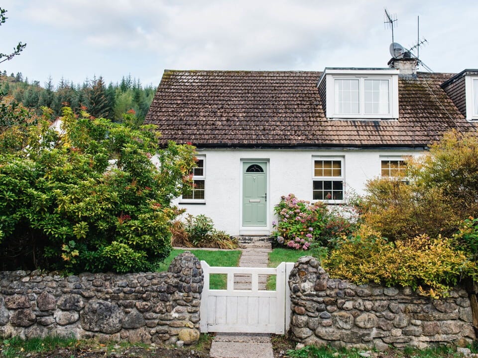 Sky, Plant, Building, Window, Property, Cloud, House, Architecture, Land Lot, Vegetation