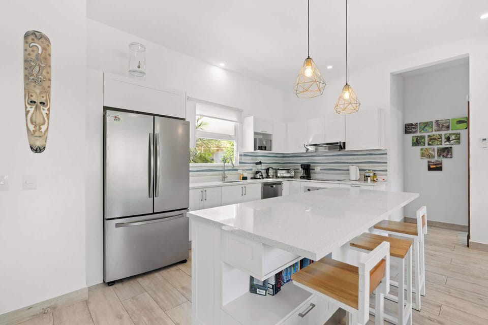 Breakfast Bar and Kitchen