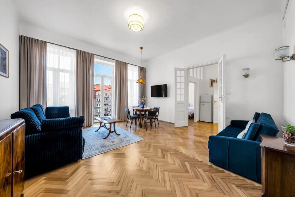 Spacious Living Room | Book Now with RENTUJEMY.COM
