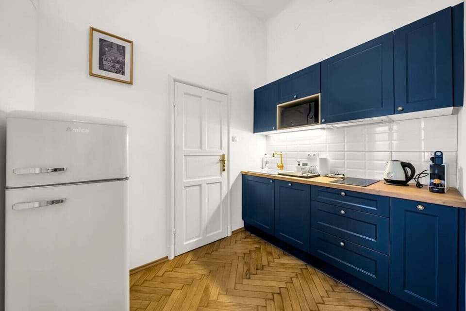 Kitchen with Microwave | Book Now with RENTUJEMY.COM