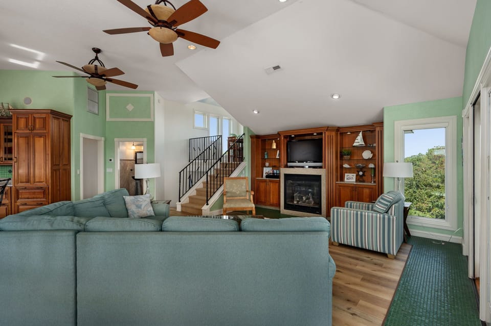 M842: Bella Vita OBX  | Top Level Living Area