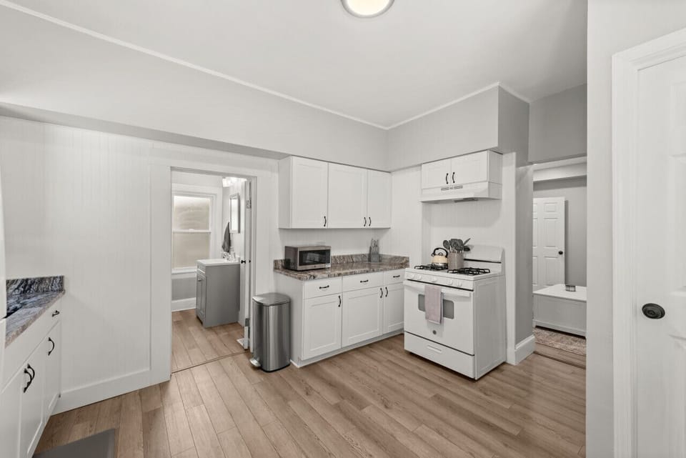 This kitchen is a dream!  The clean lines and neutral tones create a tranquil space, perfect for relaxation and culinary creations.  So inviting! 🥰