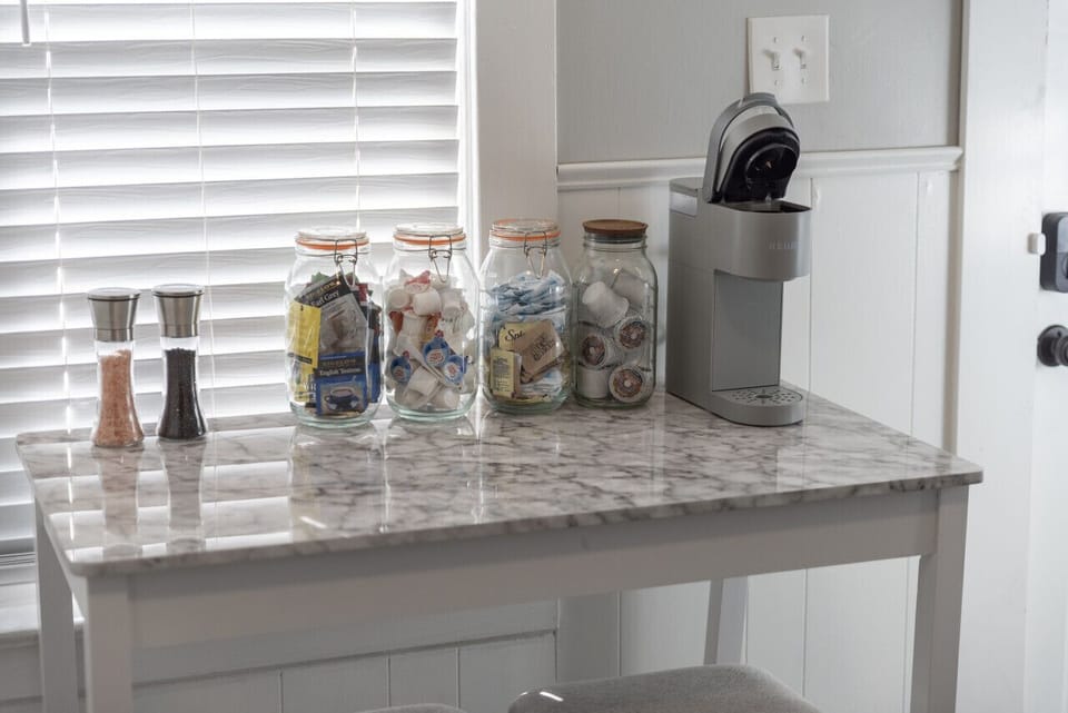 A perfectly organized breakfast nook, ready for a delicious start to the day!☕️  #CozyKitchen