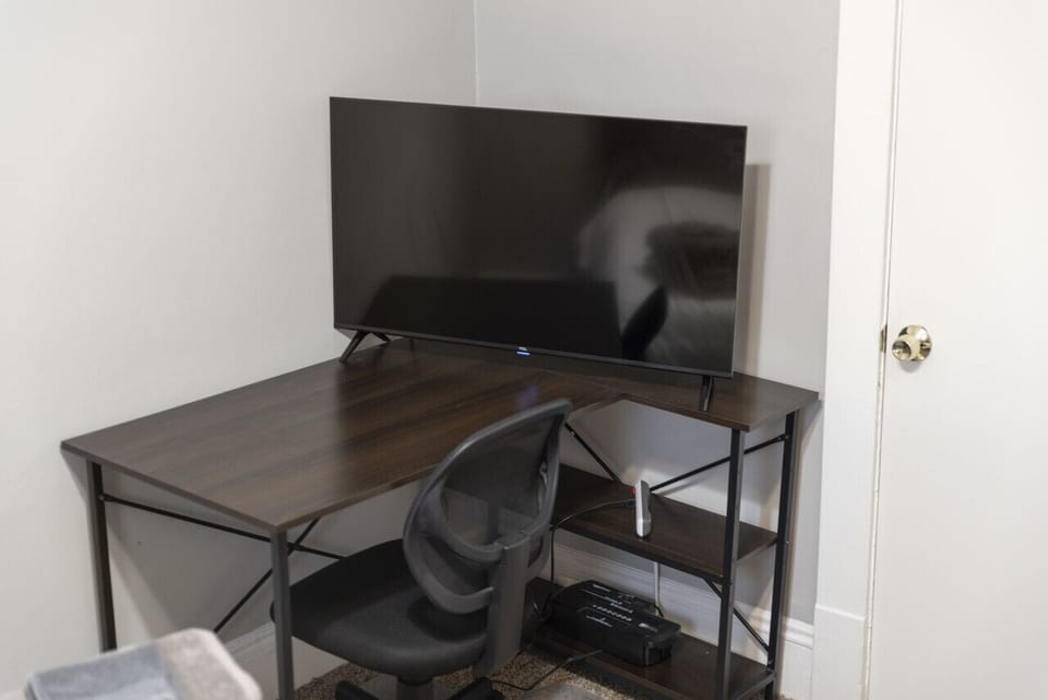 A quiet sanctuary for work and relaxation.  This corner desk is a true gem.  💎