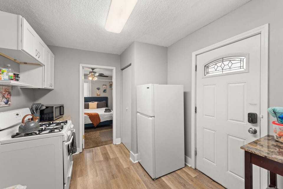 Small space, big personality!  This kitchen is a testament to how much you can do with a little creativity.  ✨