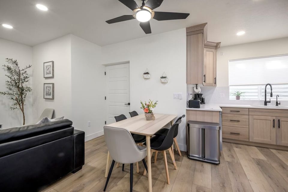 Table with 6 chairs