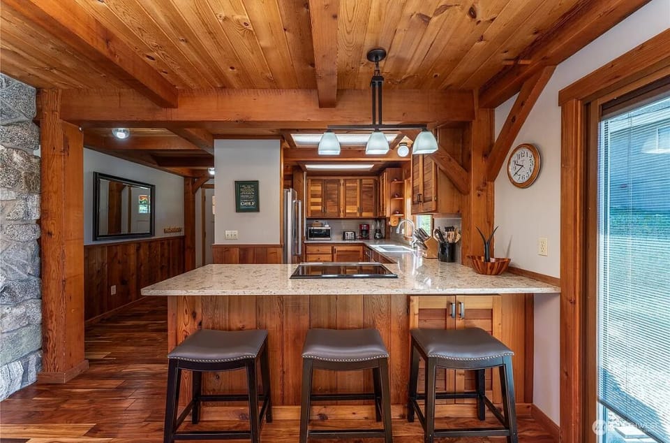 Full Kitchen and bar seating