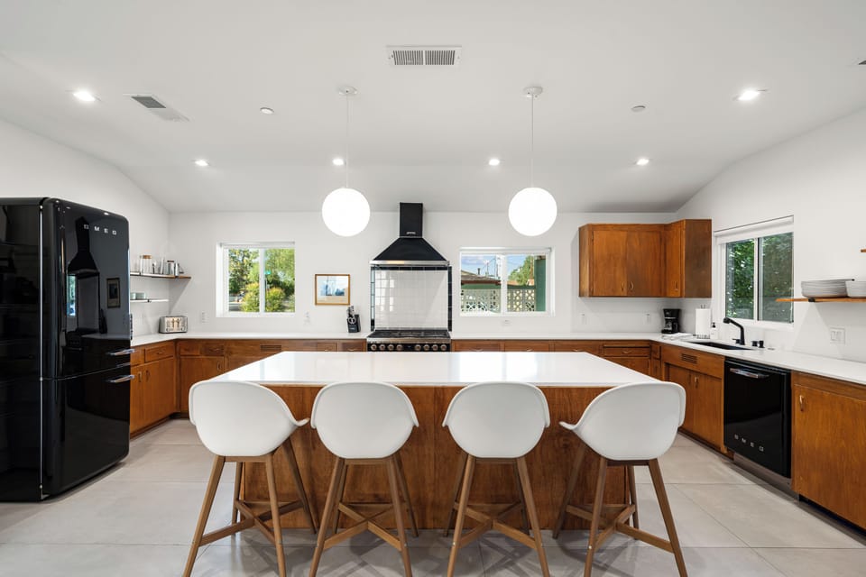 Spacious kitchen with retro appliances!