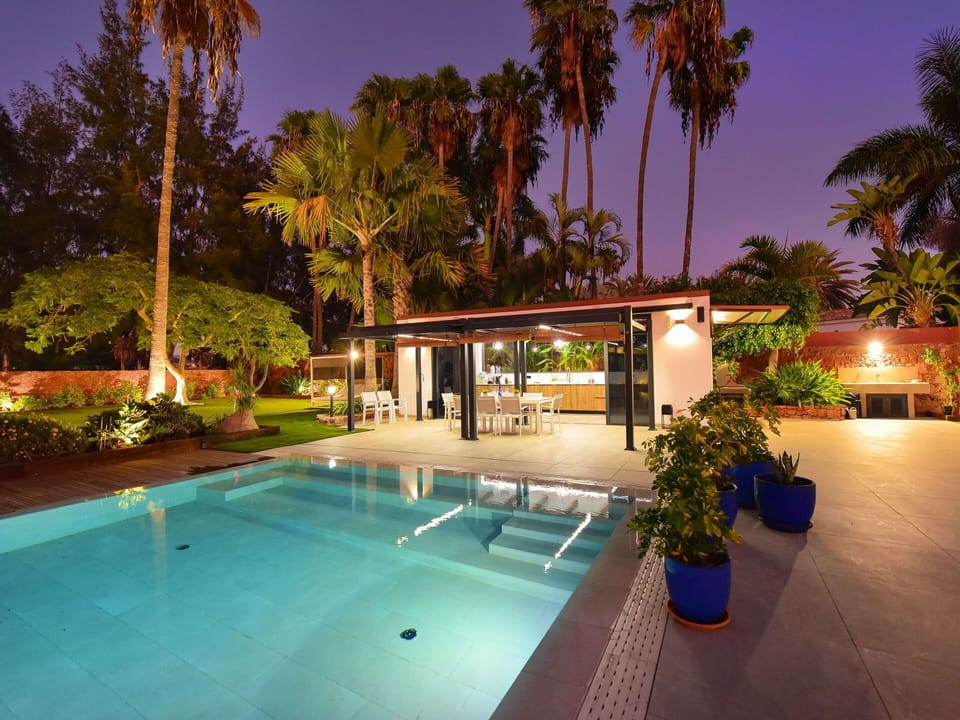 Plant, Water, Property, Sky, Swimming Pool, Building, Azure, Tree, Seaside Resort, Arecales