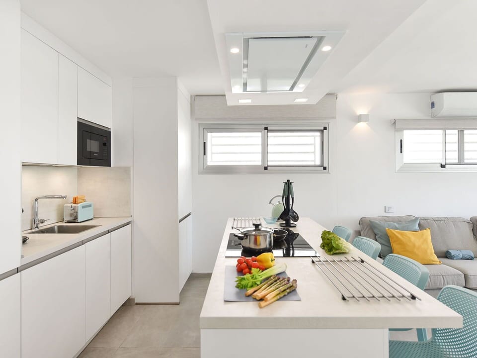 Property, Table, Cabinetry, Lighting, Interior Design, Floor, Home Appliance, Flooring, Building
