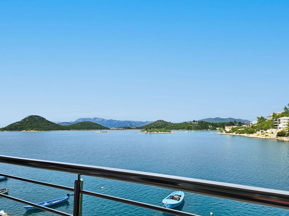 Water, Sky, Water Resources, Lake, Boat, Coastal And Oceanic Landforms, Horizon, Waterway, Leisure, Watercraft