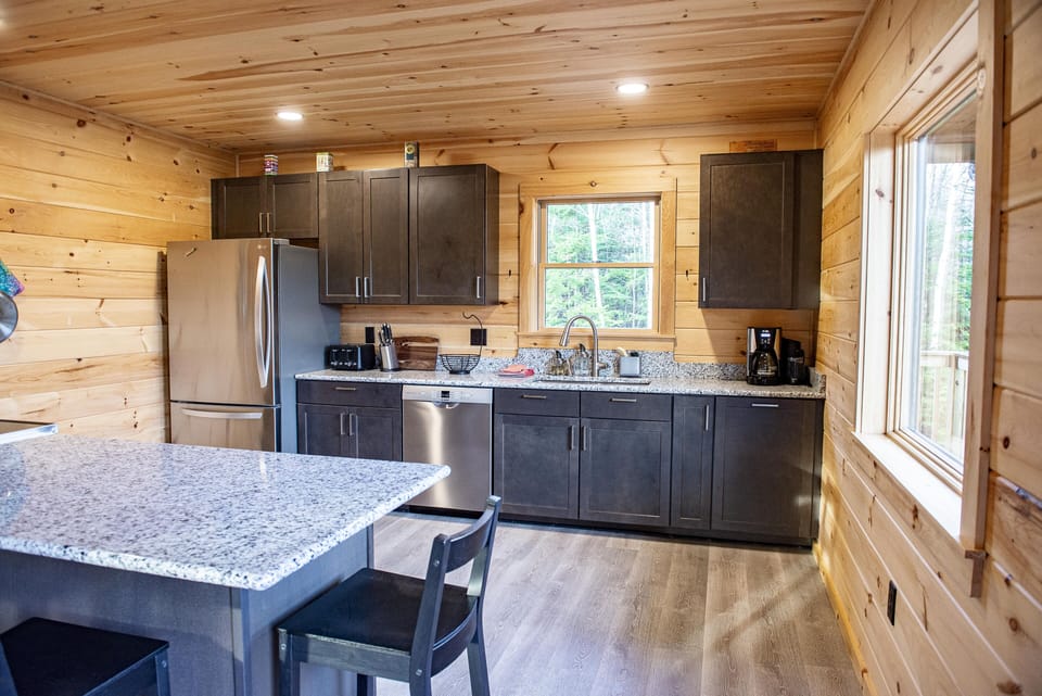 Full kitchen, refrigerator & cabinets