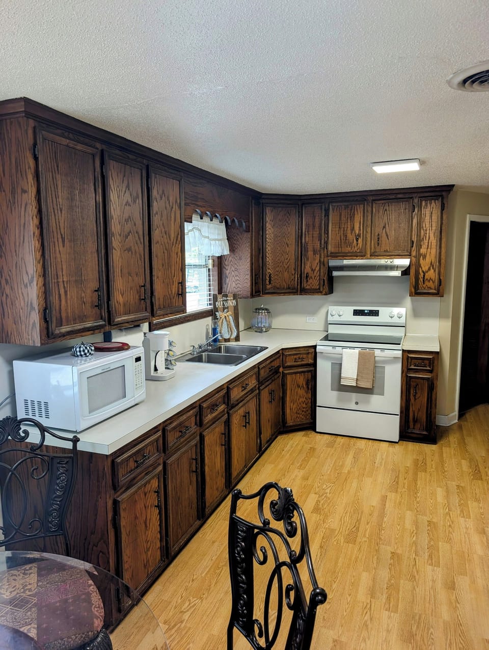 Stocked kitchen. 
Toaster, blender, rice cooker is in the bottom cabinets