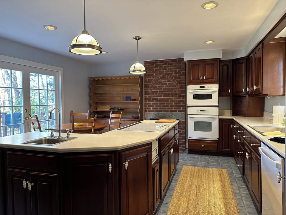 Full eat-in kitchen