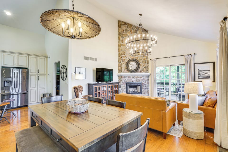 Dining Area | Living Room | Smart TV