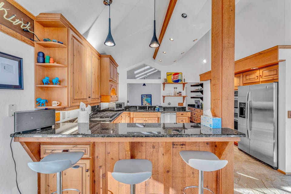 Kitchen: Fully-equipped kitchen, drip coffee maker, toaster oven, waffle maker, blender, kitchen bar w/3 bar stools 
